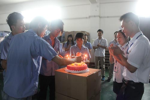 壽星們點蠟燭，大家齊唱生日快樂歌